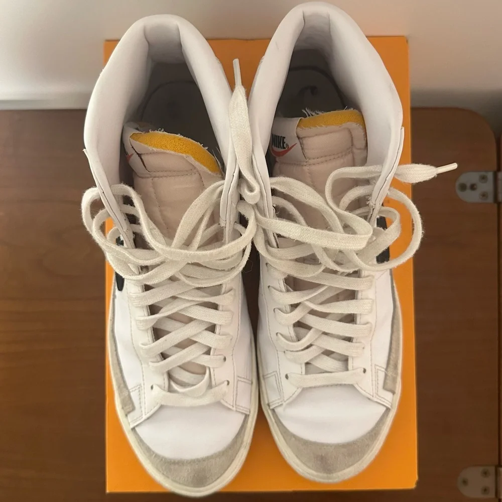 Nike Blazer Mid '77 White and Black Size US Men's 10.5 / Women's 12